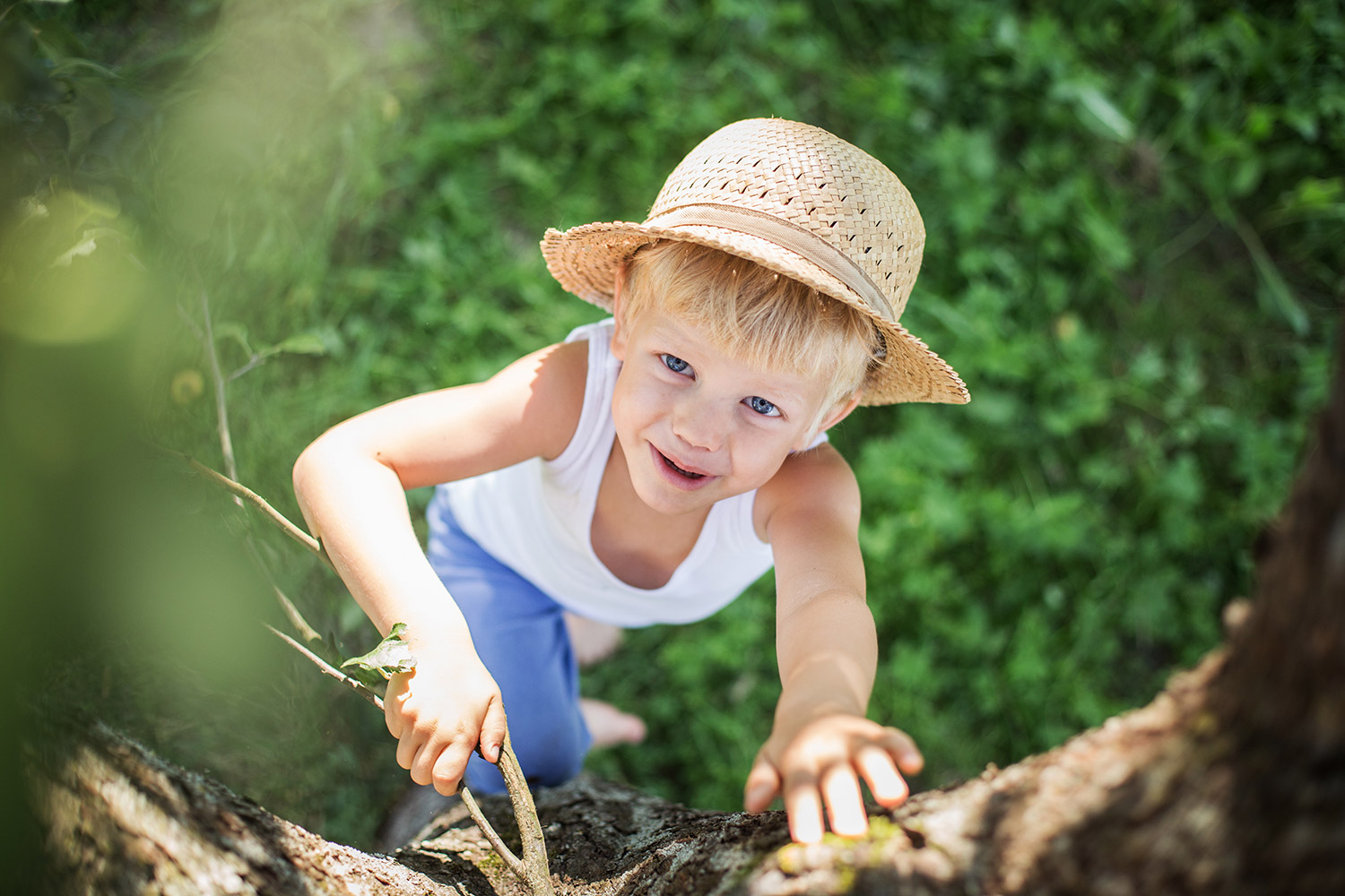 Kind beim Familienurlaub in der Natur